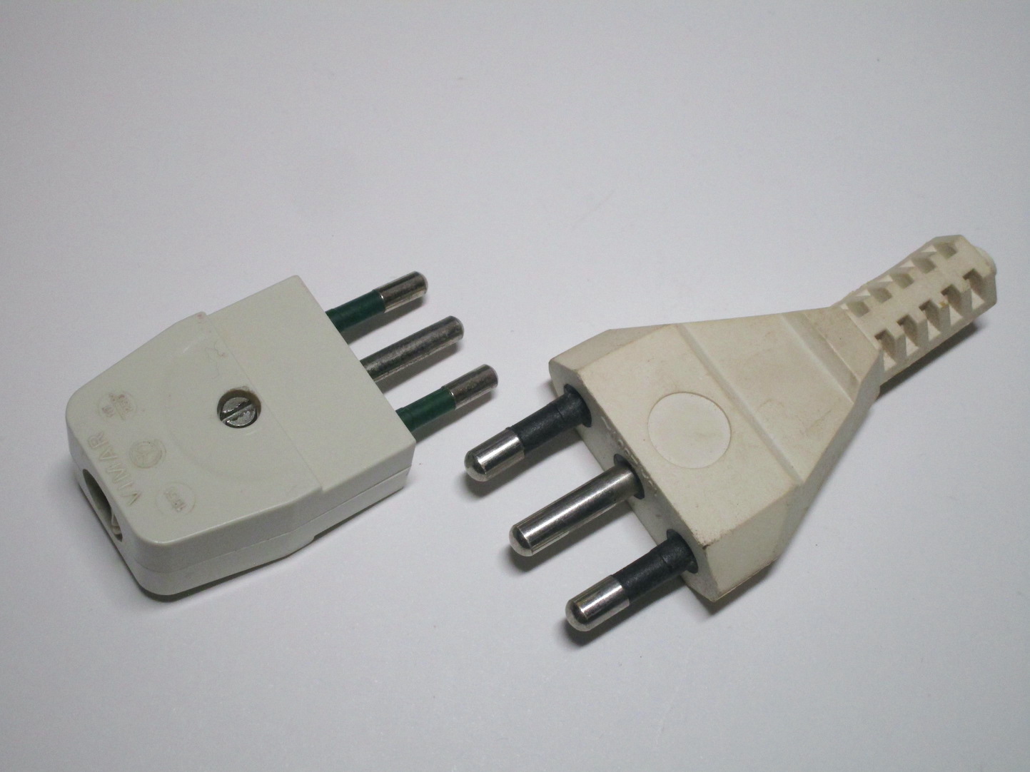 An overview of the two different sized of Type L plug.