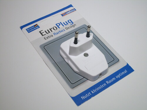 View of the flat rewireable Europlug with the packaging behind it.