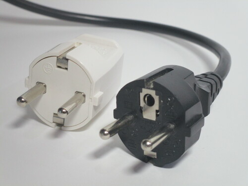 Power cord with a moulded CEE 7/7 plug, as well as a rewireable CEE 7/3 plug.