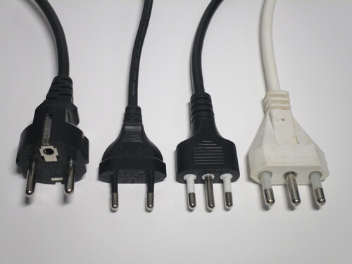 An overview of all the types of plugs in use in Italy. From left to right: Schuko, Europlug, Italian 10A, Italian 16A.