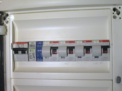 An overview of a modern Italian breaker box, with a main breaker, surge protection and RCBOs.