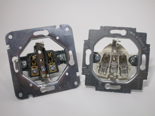 Comparison view of a socket with screw connections, on the left, and one with push-in connections, on the right.