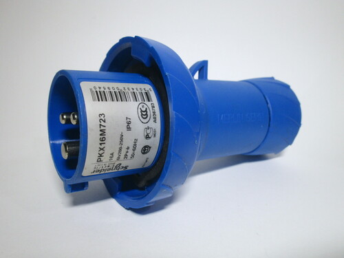 Single-phase plug. The body is entirely made of blue plastic. A ring is present, with a rubber grommet, for protection against water intrusion.