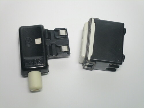 Side view of the socket module and plug.