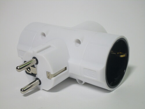 View of the adaptor from the plug end. It uses a CEE 7/7 plug.