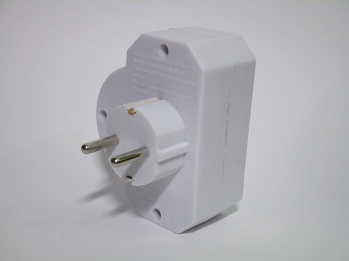 View of the adaptor from the plug end. It uses a CEE 7/4 plug.