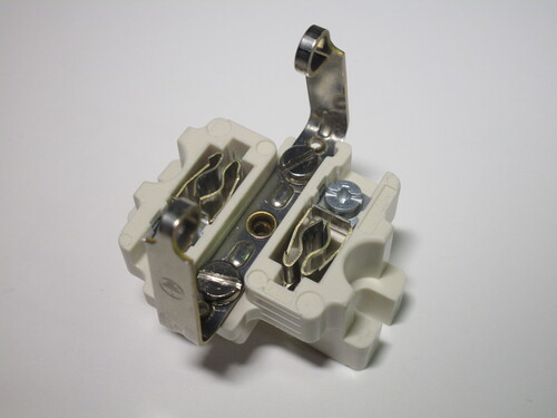 View of the contact piece, with the wire terminals and contacts.