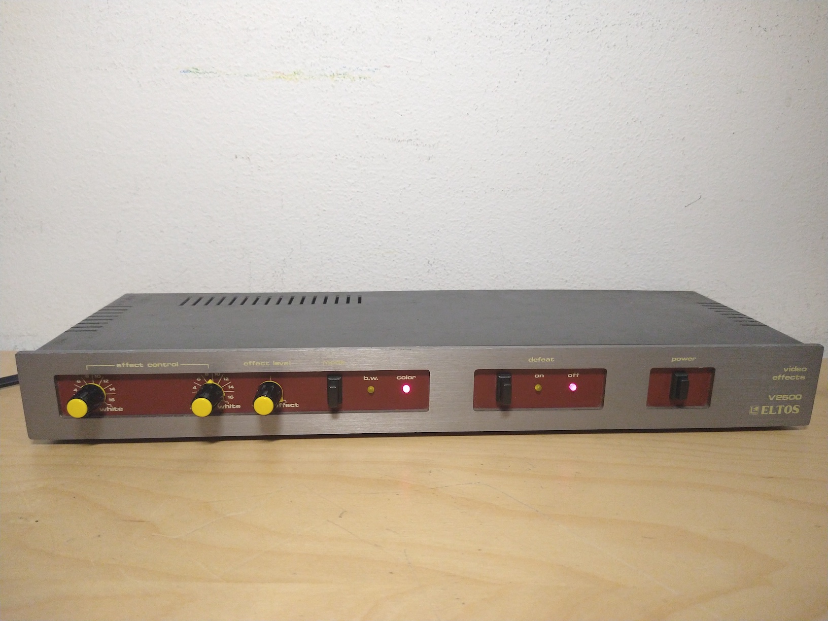 A front view of the Eltos V2500 video effects unit.
