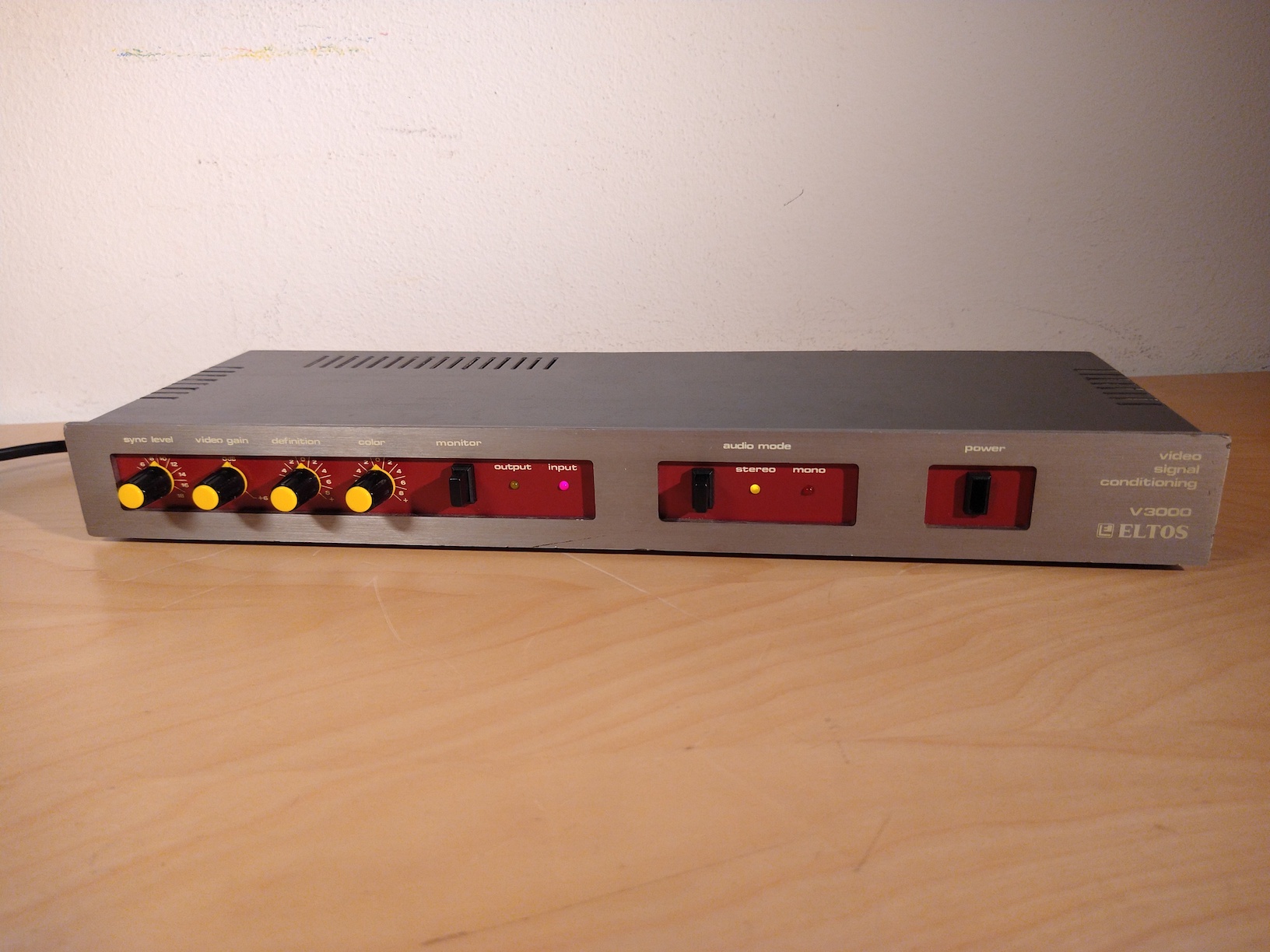 A front video of the Eltos V3000 video signal conditioner.